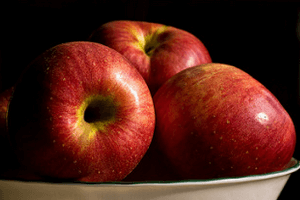 три красных яблока в миске