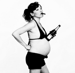 беременная женщина с сигаретой и пивом