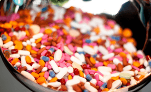 Много разноцветных таблеток