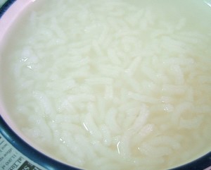 тарелка с рисовой кашей