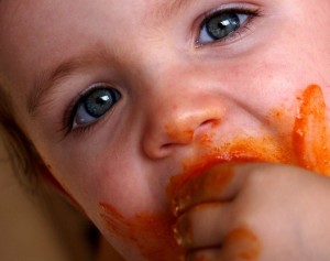 макароны с соусом ест ребенок